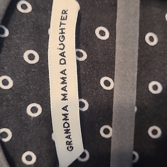 Circle pattern b/w button up - Picture 3 of 3